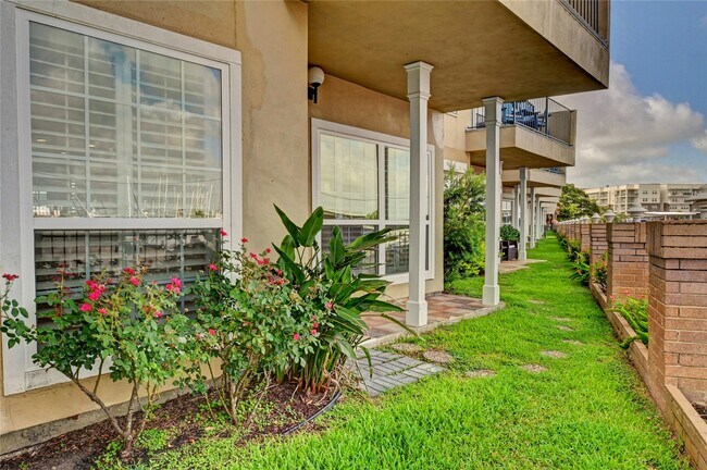Building Photo - 921 Marine Dr