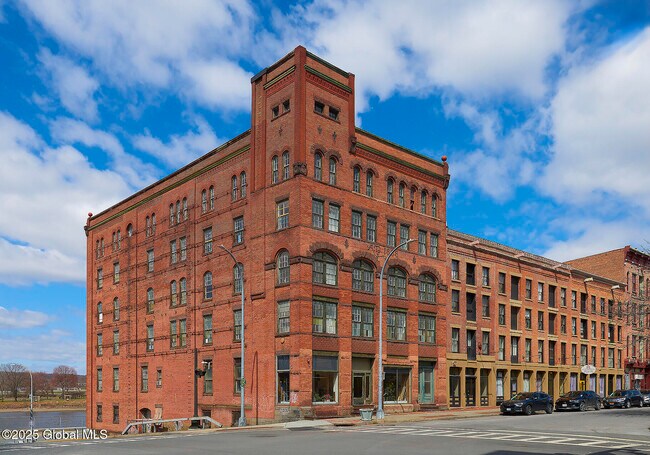 Building Photo - 155 River St