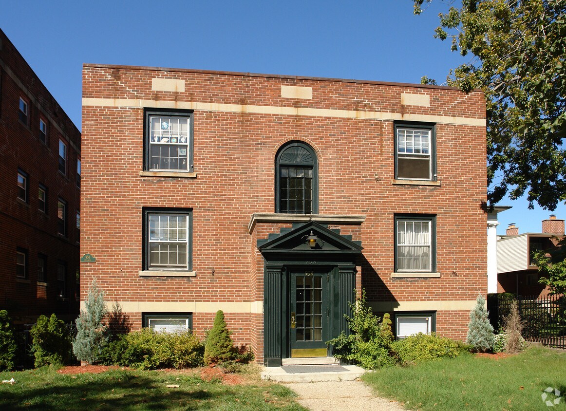 Building Photo - 958 Delaware Ave
