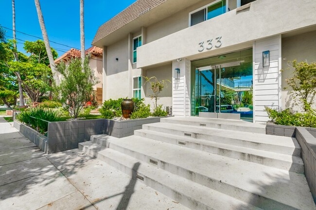 Entrance - 333 W Queen St