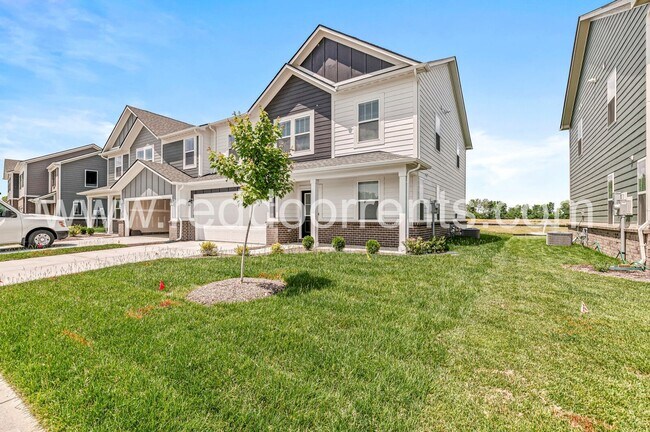 Building Photo - Stylish 3BR/2BA Duplex with Garage | Near ...