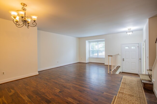 Foto del edificio - Lovely 3 BR/2 Full BA & 2 Half BA Townhome...