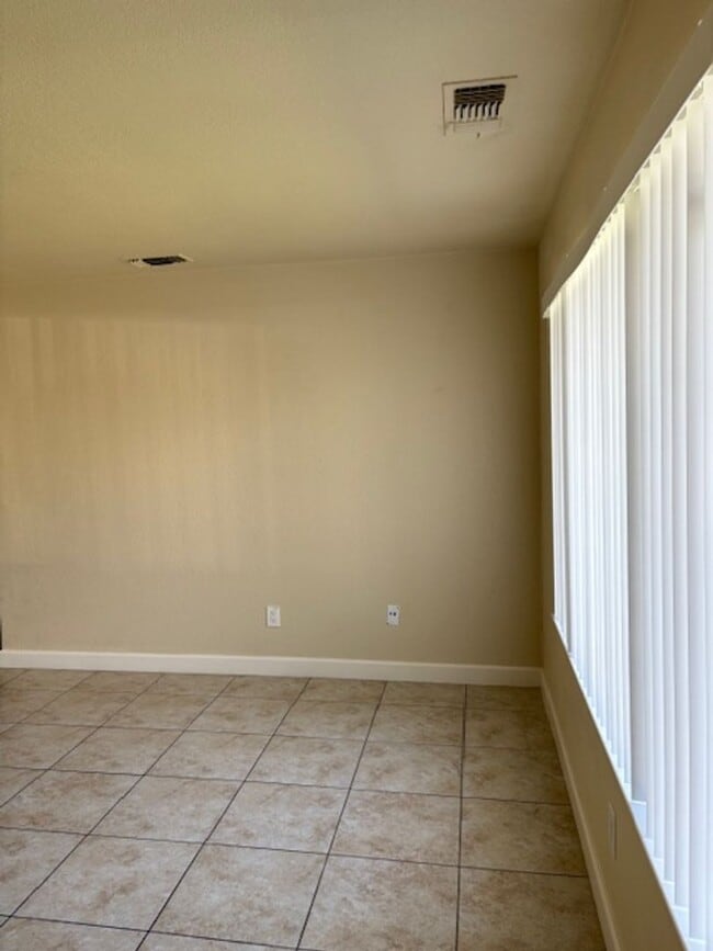 Foto del edificio - Single story, 3 bed 1.5 bath home.