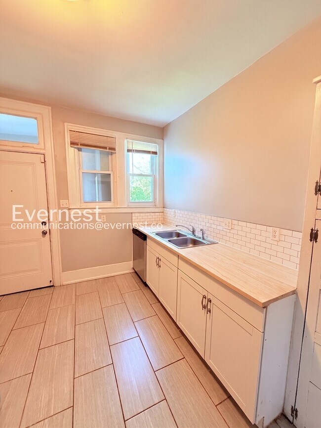 Building Photo - Spacious Home with Street Parking / 2 Bed, 1 Bath / Voucher / Pet-friendly / Coming Soon!