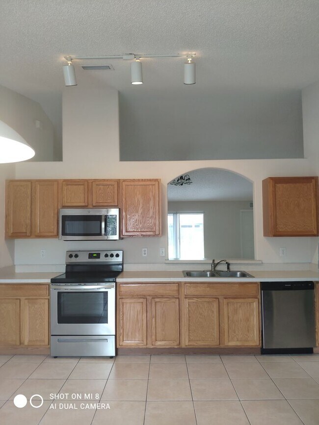 Building Photo - 4/2/2, with screen porch. Convenient locat...