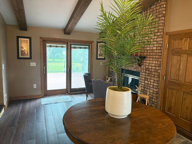 Foto del edificio - 409 Meadow Ct