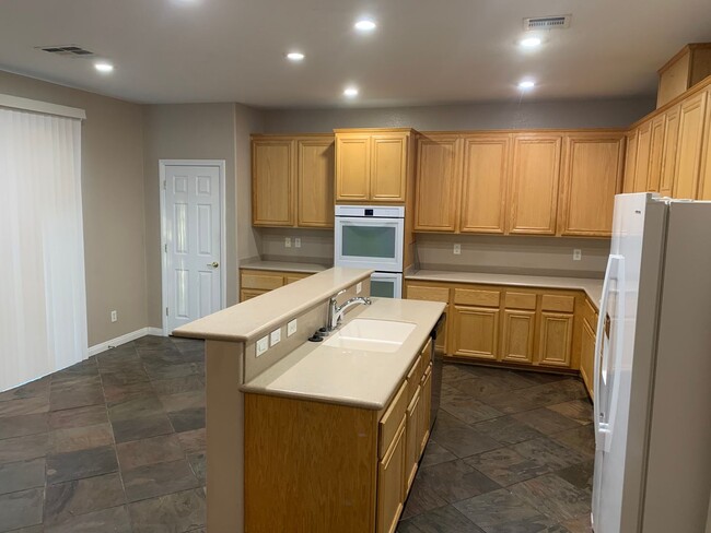 Building Photo - 5BD 3.5 BTH Two Story Home Available in Lo...