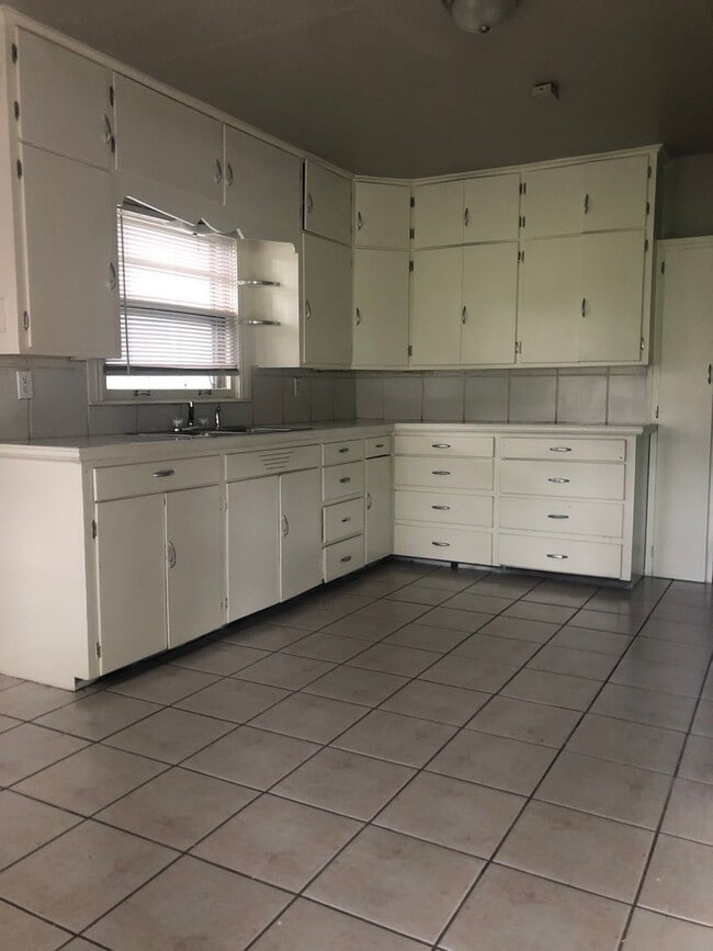 Building Photo - 2 BEDROOM HOUSE IN VAN BUREN