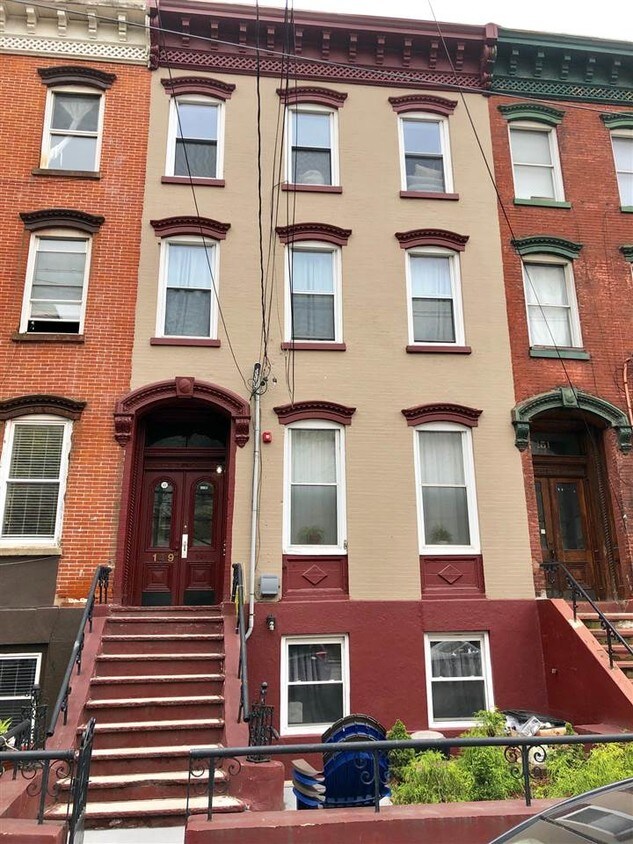 Primary Photo - 149 Grand St
