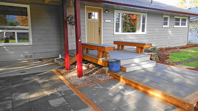 Front Entry Seating Area - 3460 Donald St