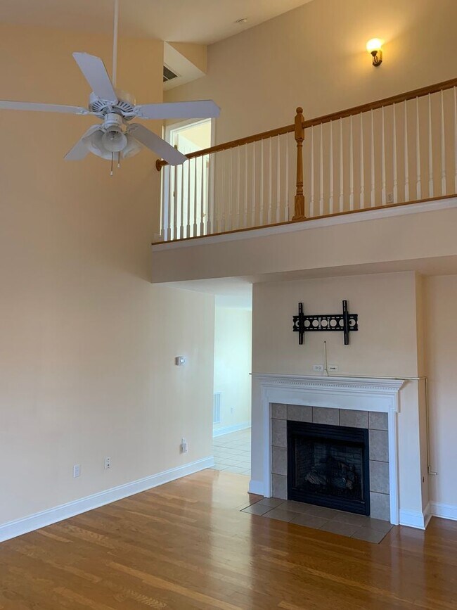 Building Photo - 3 Bedroom 2 Bath Townhouse with 2 Car Garage