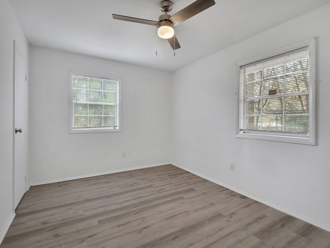 Foto del edificio - 330 Meadowbrook Ln