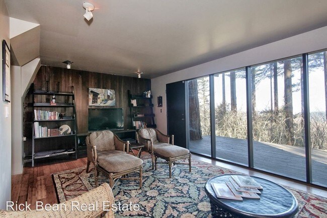 Foto del edificio - 2 br, 1 bath House - 820 NW Saint Helens Ave