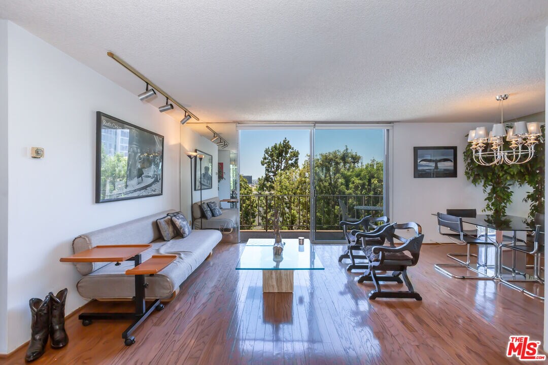 Foto principal - 100 S Doheny Dr