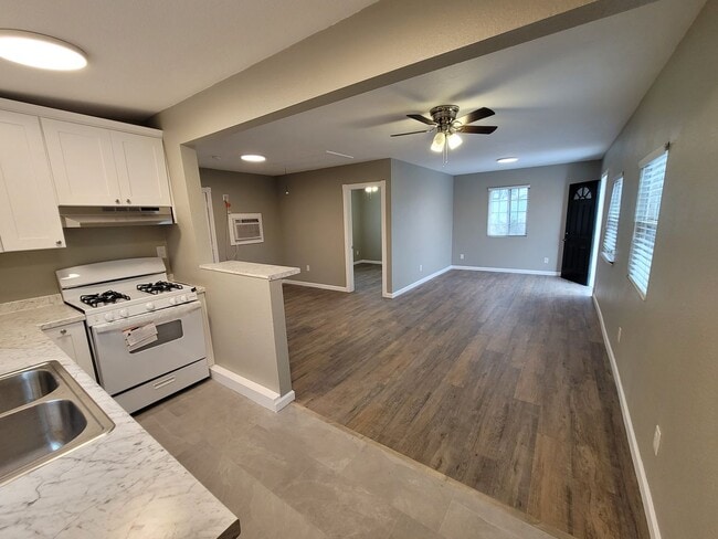 Building Photo - Single-Story 1-Bedroom House Available in ...