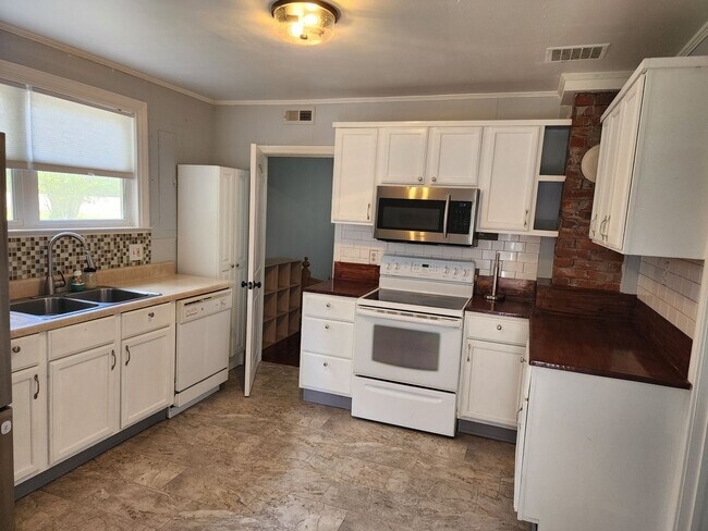 Foto del edificio - Cute Renovated 2 Bedroom Home with Huge Garage on large lot!