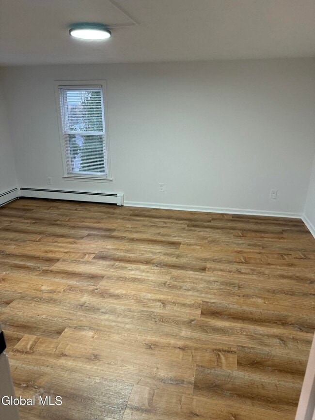 Building Photo - 5 Maple St