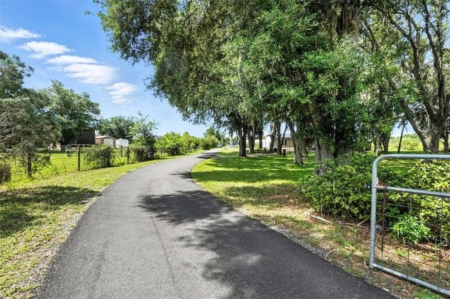 Foto del edificio - 8218 Pine Island Rd