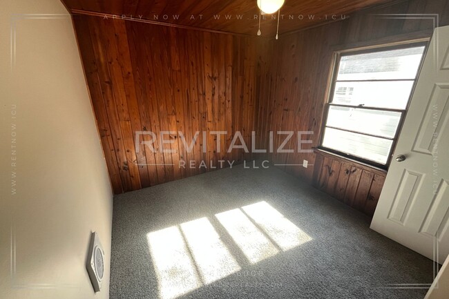 Foto del edificio - Cozy 2-Bedroom Duplex with Vintage Charm &...