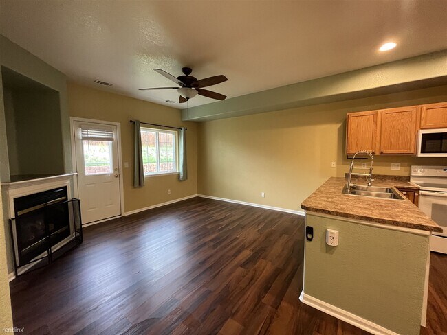 Foto del edificio - 3 br, 2.5 bath Townhome - 2255 Coronado Pa...