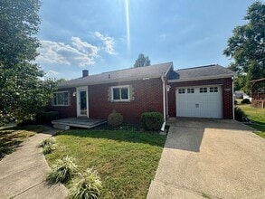 Building Photo - 1840 Hart Dr