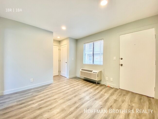 Building Photo - 1535 N Kenmore Ave