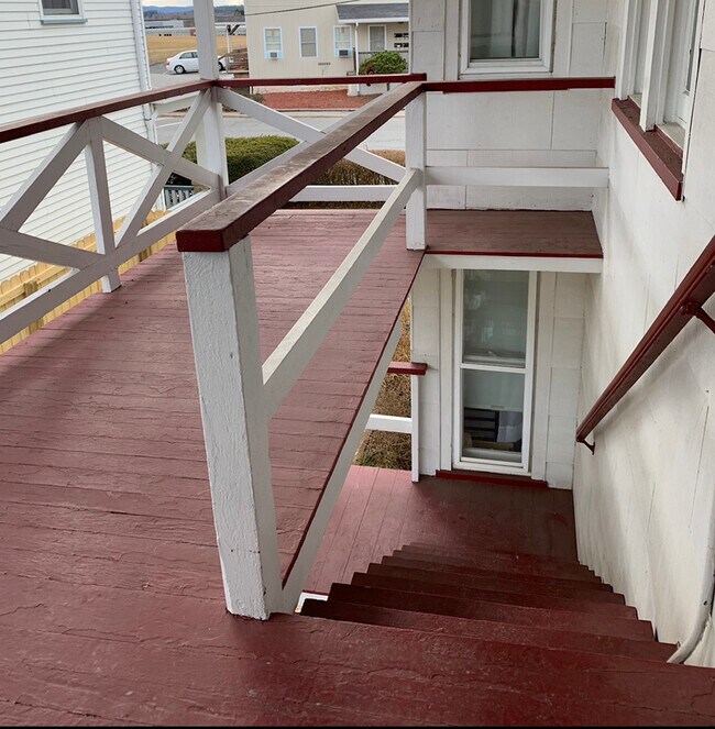 Balcony & stairway entry - 105 S 10th St