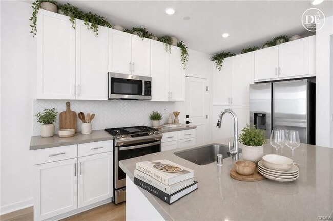 Building Photo - 4041 Pomelo Dr