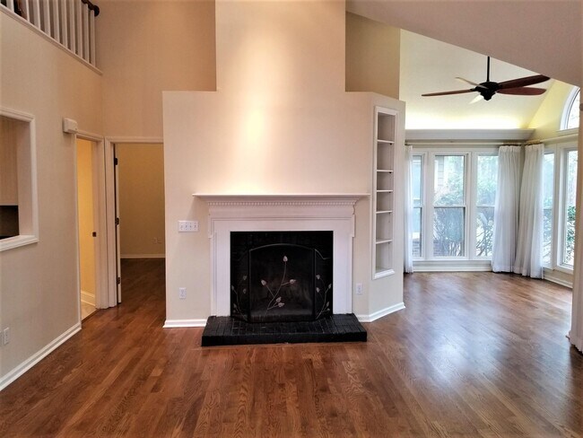 Building Photo - 303 Hampton Dr