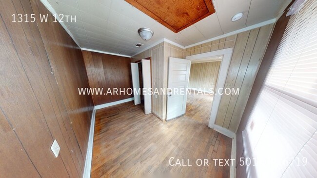 Foto del edificio - 1315 W 12th | $895 | 3 beds, 1 full bath