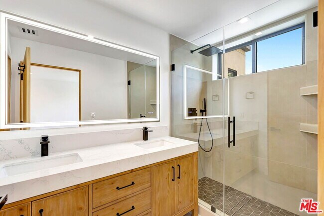Foto del edificio - 4329 Radford Ave