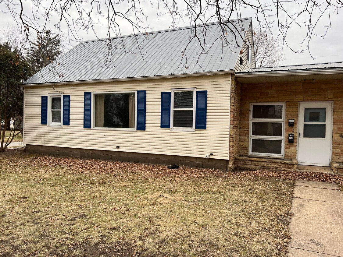 1052 Dundee Ave Unit 1052 Dundee Ave, Waterloo, IA 50701 Apartments in Waterloo, IA