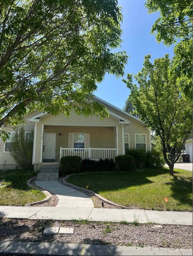 Building Photo - 4146 NE Pinion Cir