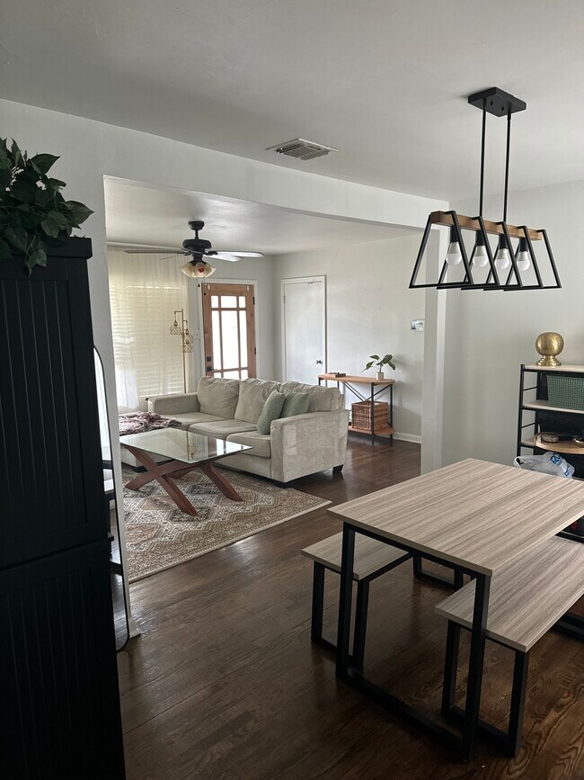 Foto del edificio - 420 Storeywood Dr