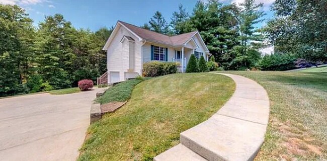 Building Photo - Gorgeous home in Weaverville available now!