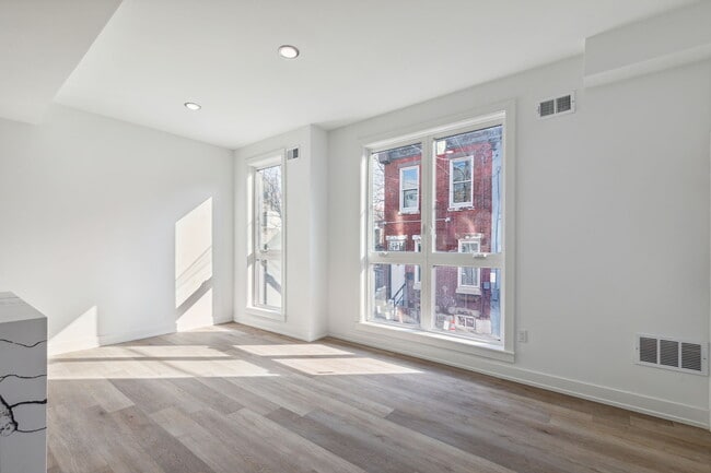 Building Photo - 2550 N Hope St