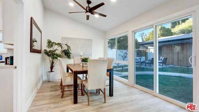 Foto del edificio - 24201 Burbank Blvd