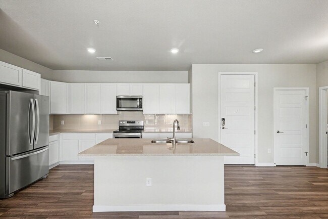 Building Photo - Updated 2 Bed / 2 Bath Corner Condo in Parker – Ground Level Convenience!