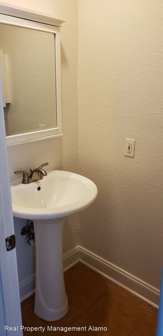 Building Photo - 4 br, 1.5 bath House - 3815 Wetmore Knoll