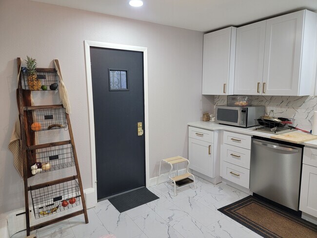 Foto del edificio - 608 S Delhi St