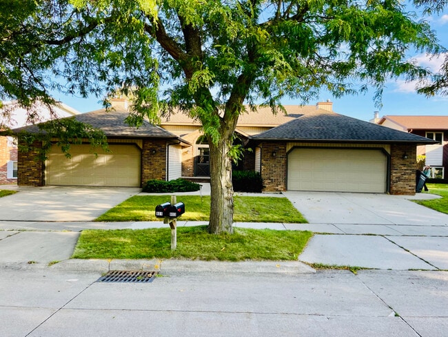 Building Photo - 801 W Ridgeview Dr