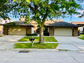 Building Photo - 801 W Ridgeview Dr