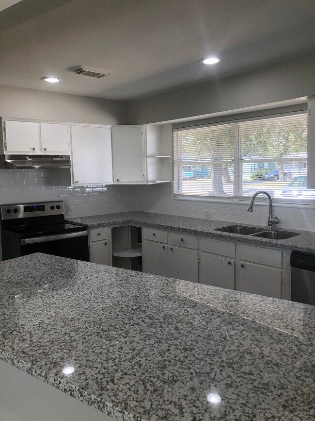 Foto del edificio - 6138 Kenilwood Dr