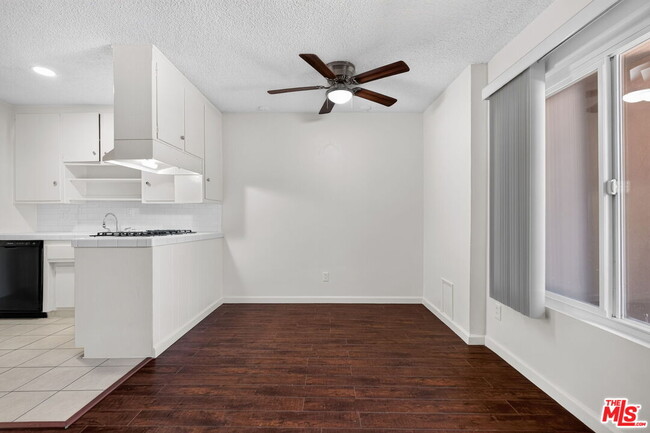 Foto del edificio - 15540 Moorpark St