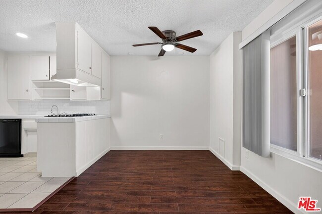 Building Photo - 15540 Moorpark St
