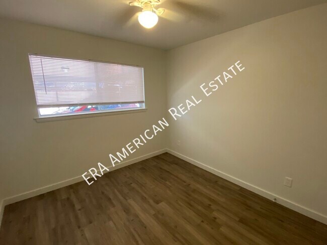 Building Photo - 604 Bradford Dr