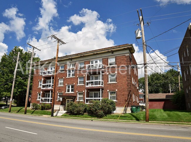 Building Photo - 904 E 39th St