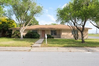 Building Photo - 2413 Ella St