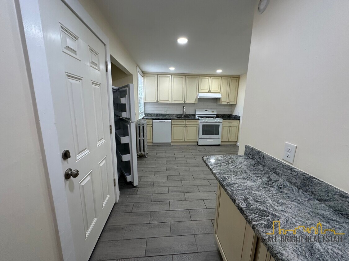 Primary Photo - 200 Kelton St