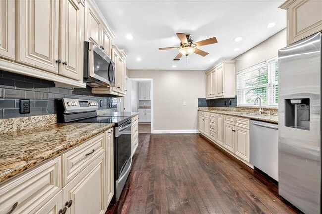 Foto del edificio - 2328 Woodbine Ave